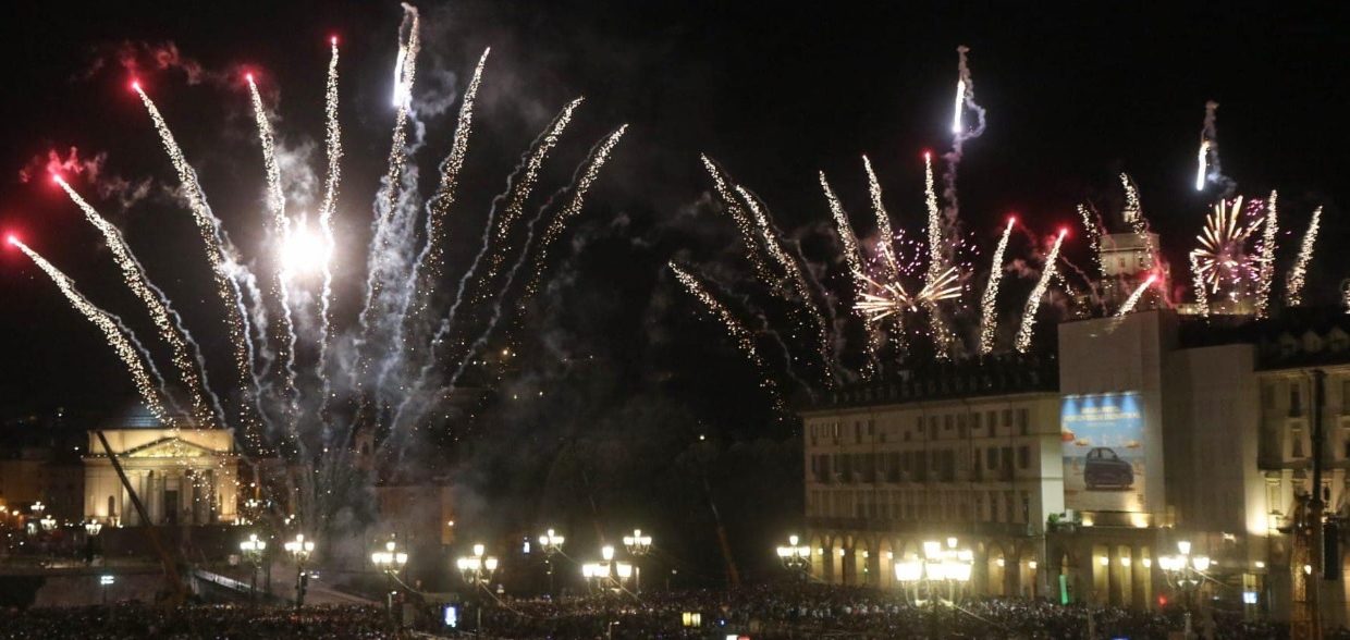 Torino, San Giovanni – Grande festa con i fuochi: 50mila persone in piazza. Ma non mancano le proteste dei commercianti
