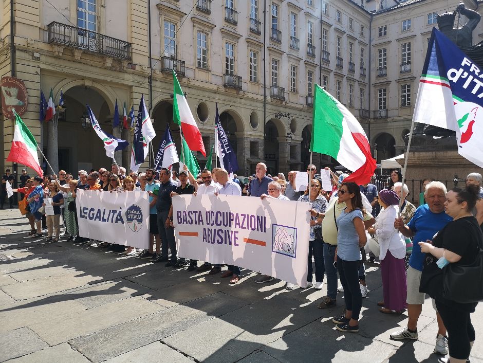 Torino – “Basta occupazioni abusive”: i residenti delle case popolari protestano davanti al Comune