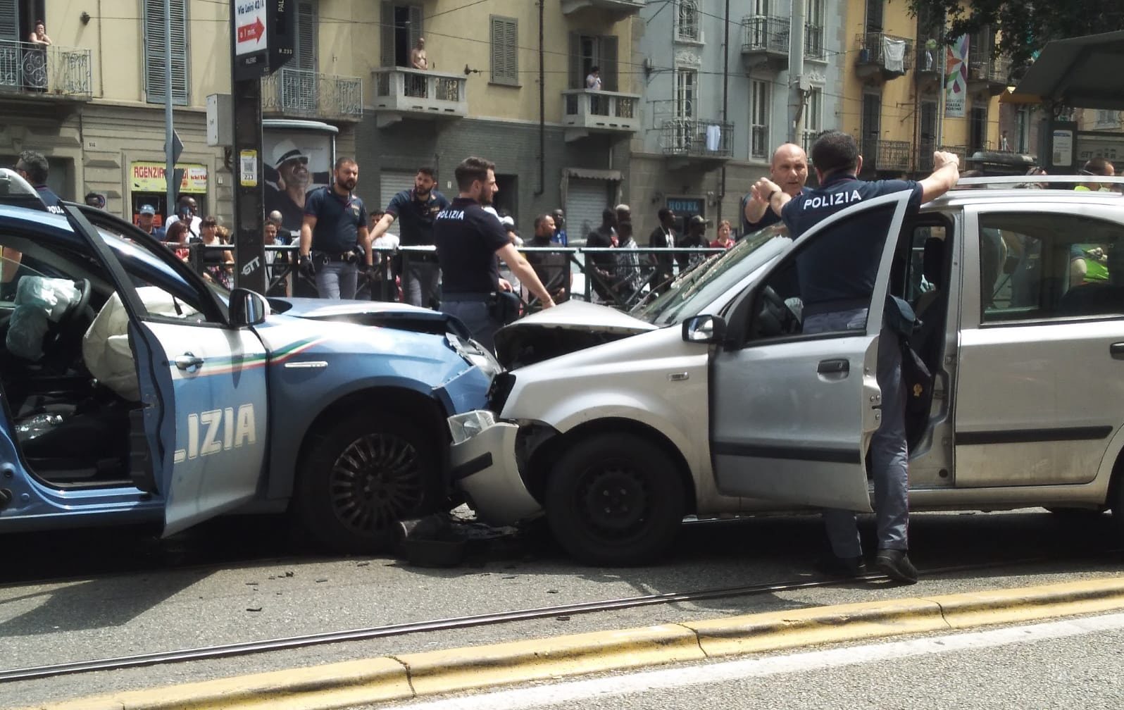 Torino – Ancora caos e violenza in corso Giulio Cesare. Frontale della Polizia all’inseguimento dei ladri: agenti feriti