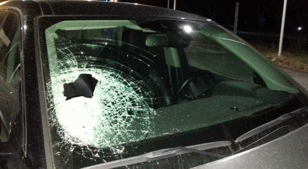 Piemonte – Operai si divertono a scagliare sassi e mattoni contro le auto in corsa: tre arresti