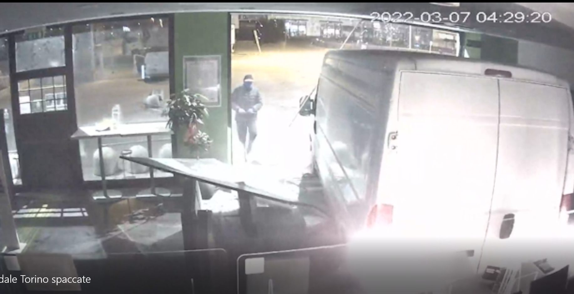 Torino – Rumeni distruggevano le vetrine (anche con uno scuolabus) e rubavano. Scoperti e arrestati