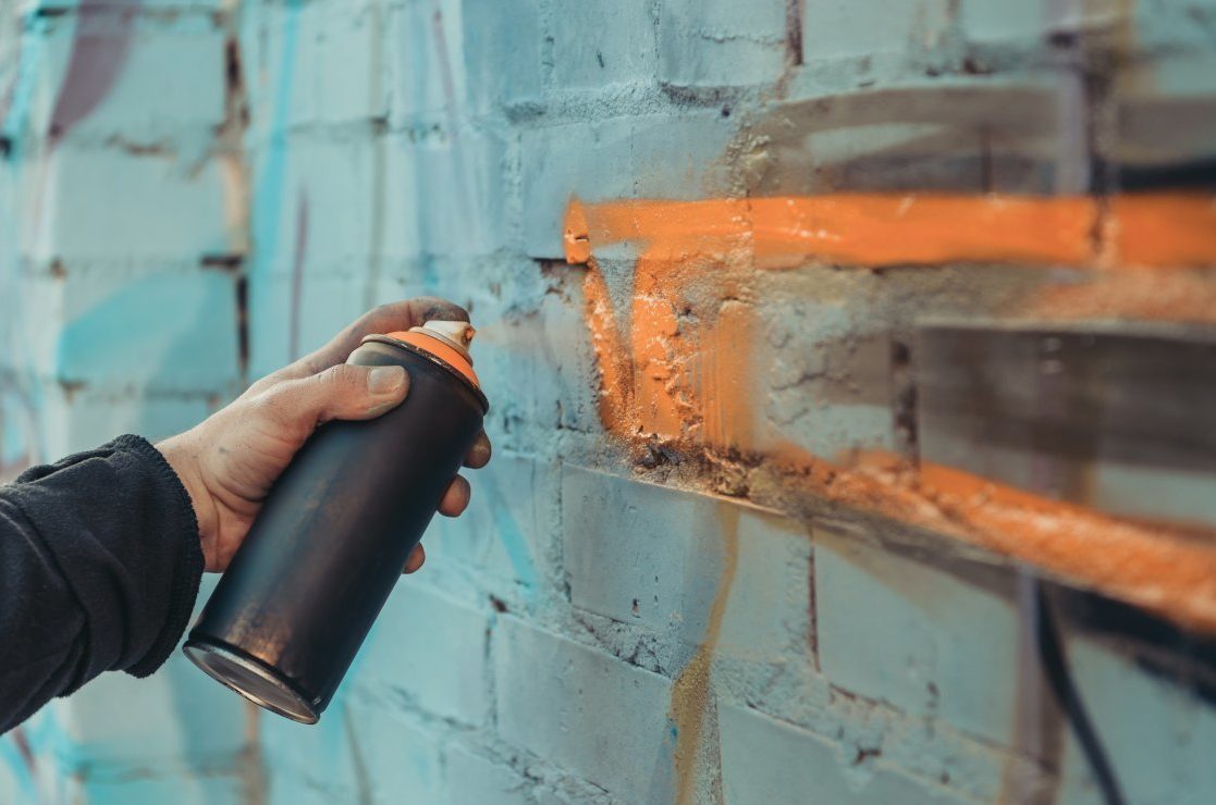 Piemonte – A 77 anni vandalizza una villa storica e il Municipio: “L’ho fatto per vendetta”