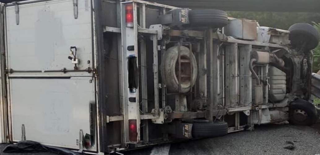 Torino – Incidente in tangenziale: furgone si ribalta in mezzo alla strada, un ferito