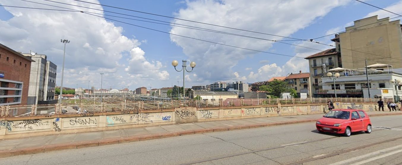 Torino – Vuole uccidersi lanciandosi dal Ponte di corso Sommeiller: visto ‘per caso’ dalla Polizia e salvato