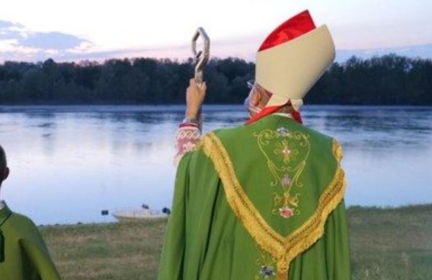 Siccità – Il vescovo celebra la messa sulle rive del Po: “Invochiamo l’acqua”