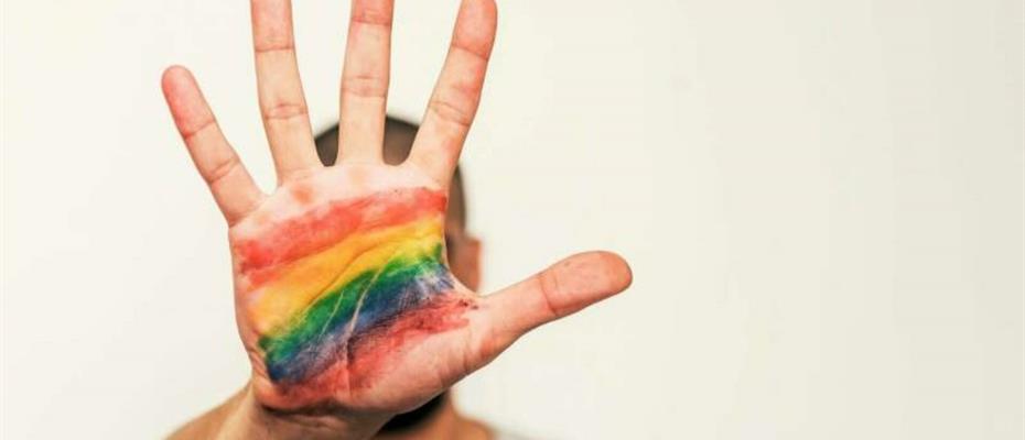 Vergogna a Torino:  “Ci hanno urlato ‘finocchi’, poi ci hanno aggrediti con pugni e un coltello”. Ancora omofobia in città