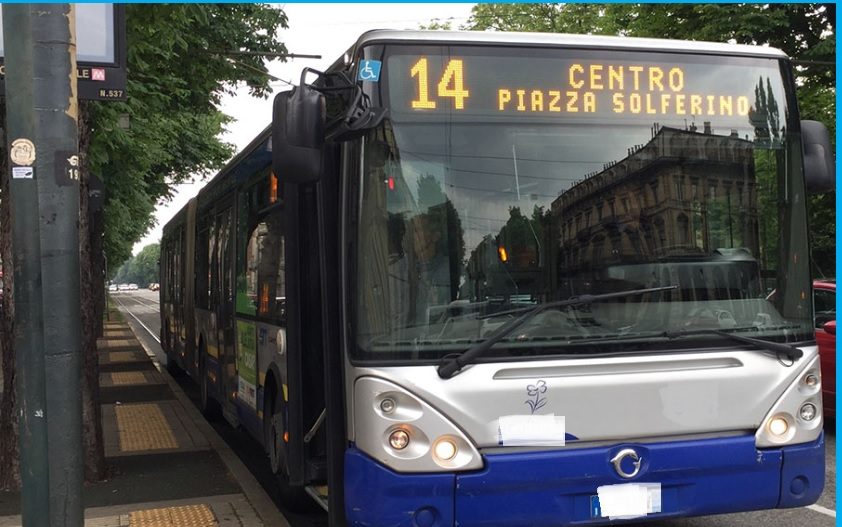 Tragedia a Torino – Resta incastrato con un braccio nel bus: 70 enne trascinato e ucciso