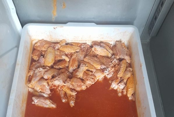 Torino – Cibo invaso dai parassiti al ristorante: denunciato il titolare