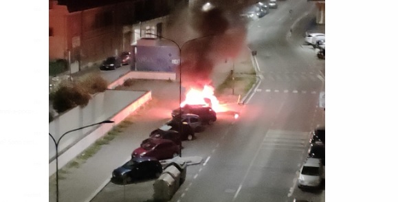 Torino – Paura in Barriera, auto bruciate nella notte. Petrarulo “Situazione sempre più fuori controllo” VIDEO