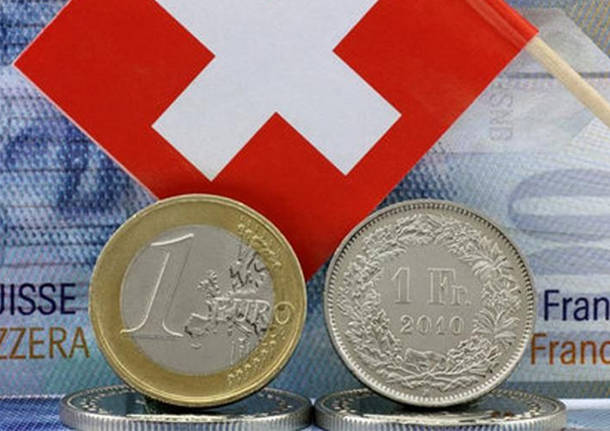 Crolla l’Euro, tonfo rispetto al Franco Svizzero: “Eppure la Svizzera ha le nostre stesse difficoltà energetiche”