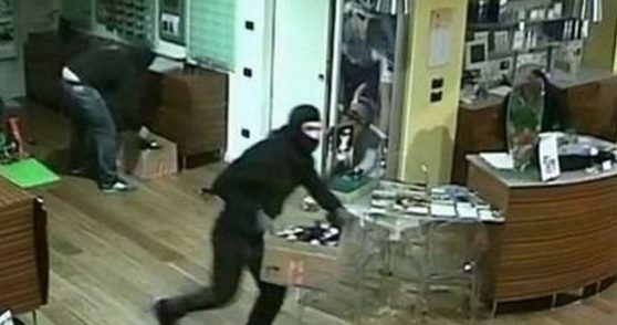 Torino – Forzano serrature dei negozi di notte: colti sul fatto dalla Polizia. Arrestati