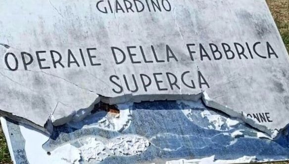 Torino – Nuovo sfregio alla memoria: vandali distruggono la targa dedicata alle operaie di Superga
