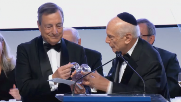 Draghi premiato a New York come statista dell’anno: “No ambiguità su autocrazie, è in ballo il nostro futuro”