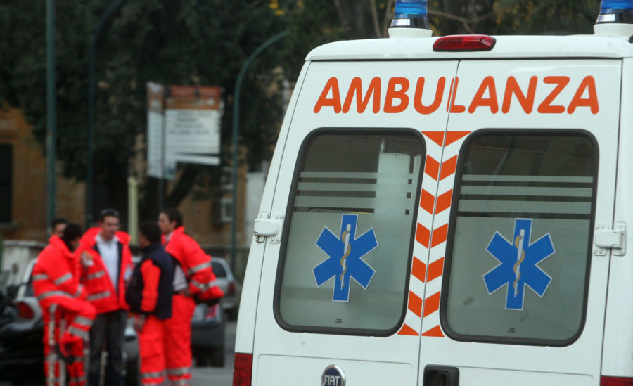 Follia nel Torinese – Lancia frigo dal balcone, poi vuole buttarsi di sotto