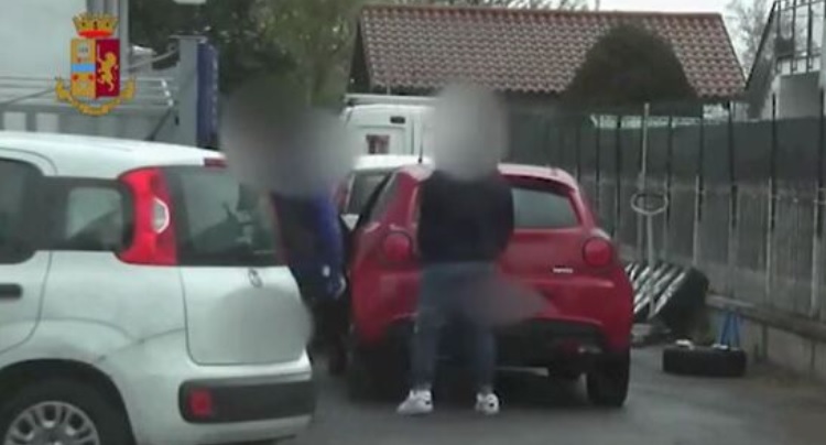 Torino – Scoperto in carrozzeria traffico di auto rubate. Un meccanico smontava i pezzi: tre arresti