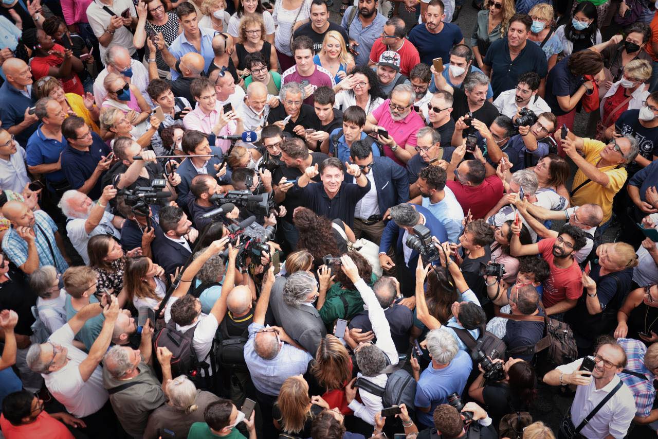 Torino- Scippo in strada e tensione prima dell’arrivo dell’ex premier Conte: ladro inseguito dai residenti e arrestato