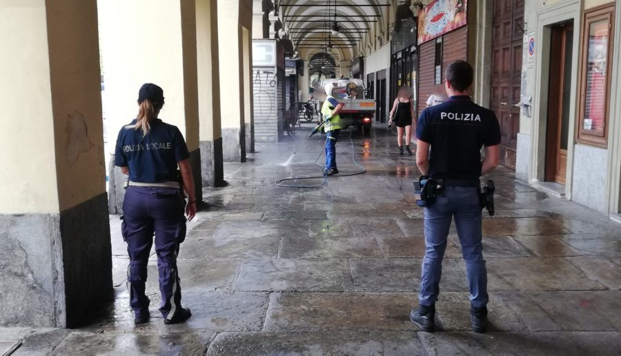 Torino – Controlli straordinari in via Nizza: locale chiuso per un mese e sanati gli spazi di chi bivacca. L’intervento