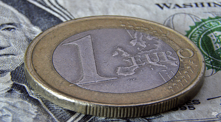 L’Euro ancora sotto la parità con il dollaro – Ecco cosa cambia per gli investitori