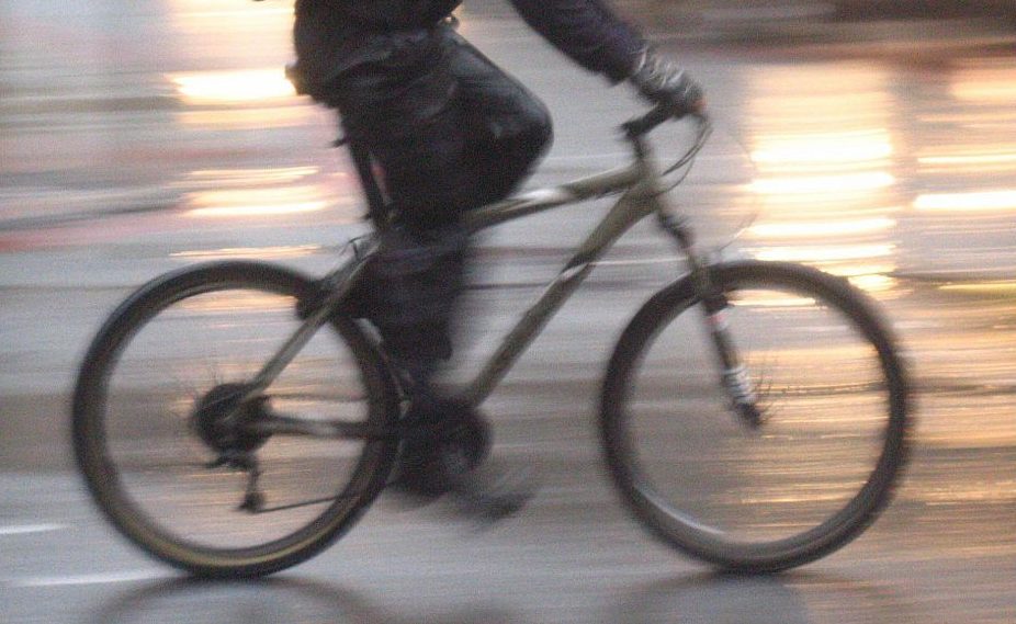Torino – Ladro maghrebino in bici strappa collana a passante, poi fugge contromano creando caos in strada. Inseguito e arrestato