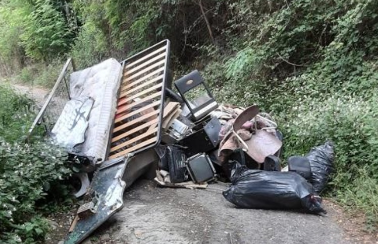 Torino – Incivili gettano una montagna di rifiuti e bloccano la strada di casa di una famiglia FOTO