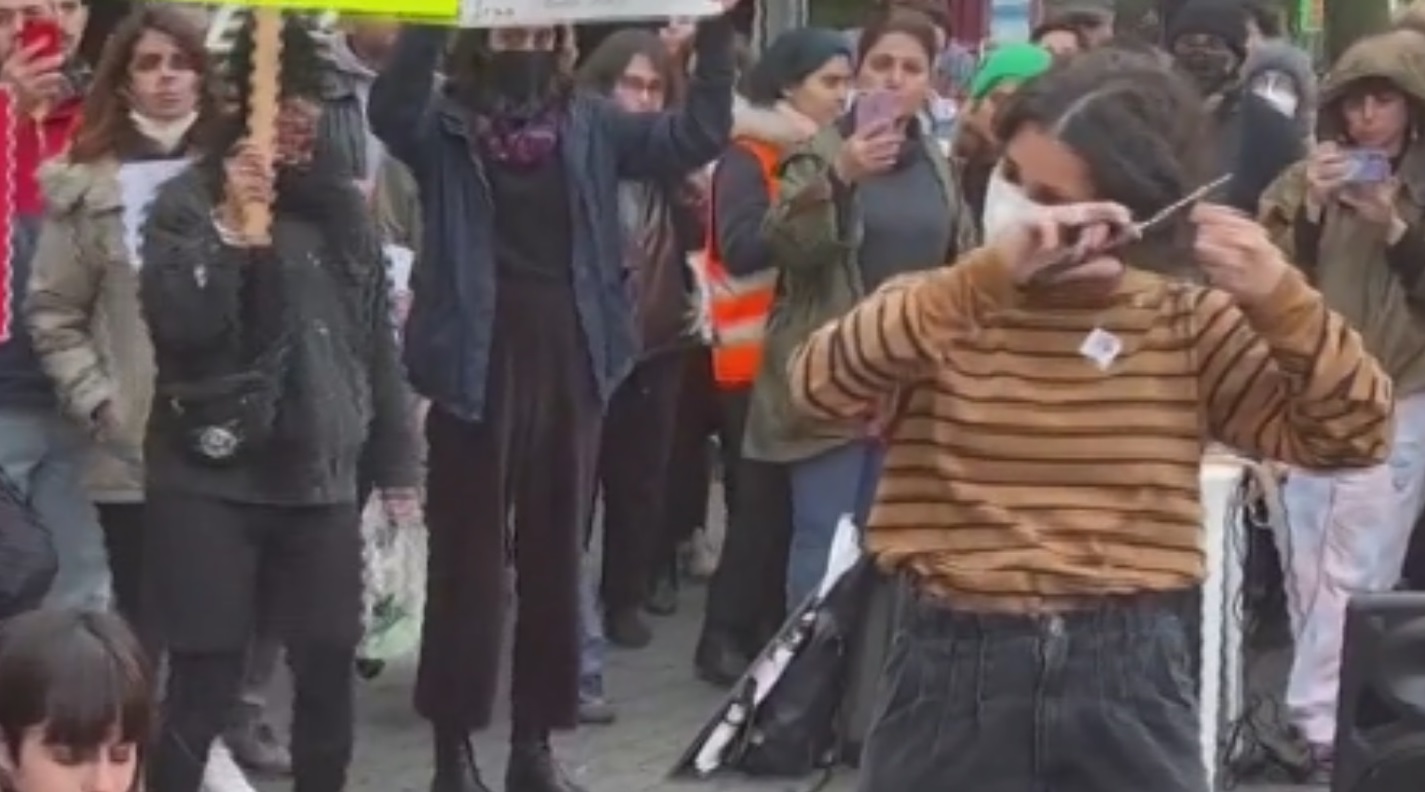 Morte Mahsa – A Berlino le donne si tagliano per strada i capelli contro la repressione in Iran