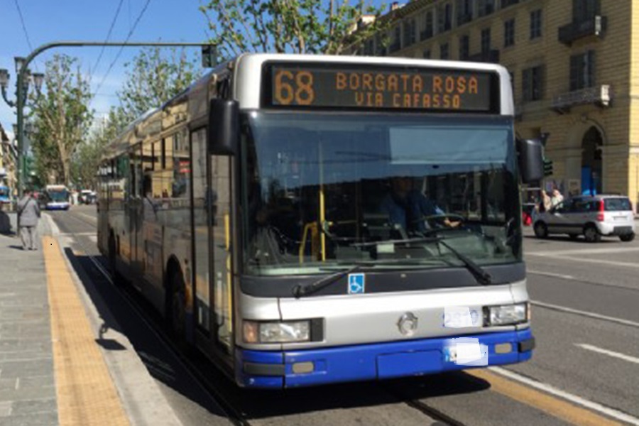 Torino – Peruviano 60enne molesta e tenta di violentare ragazza sul bus. Colto in flagrante e arrestato