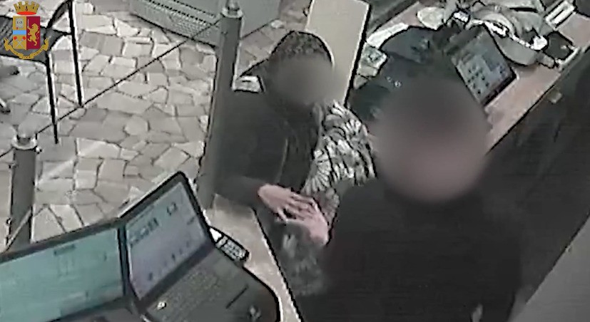 Mirafiori – Ipnotizzano barista e lo derubano: due donne arrestate