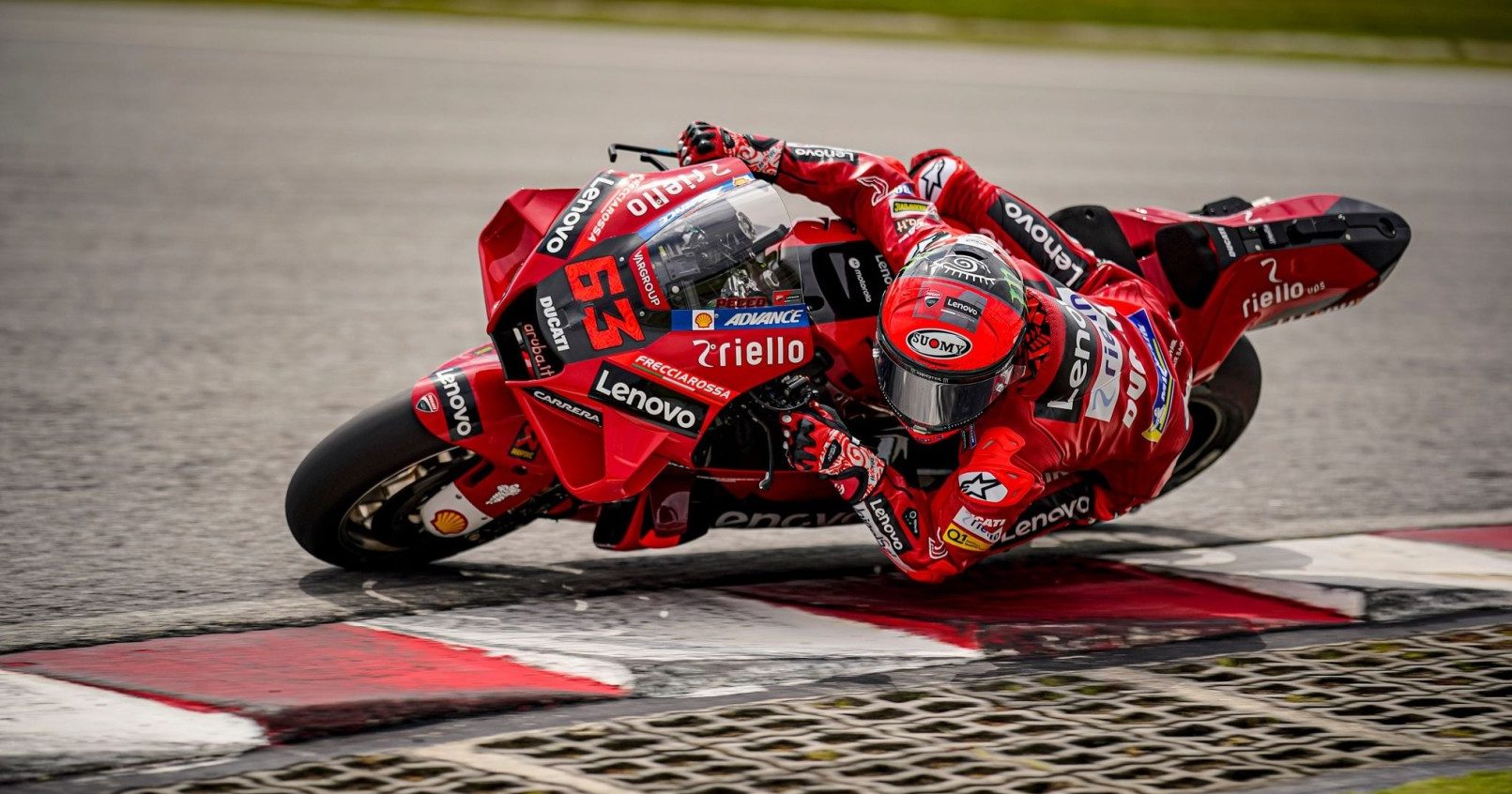 Bagnaia è super fino all’ultimo – Trionfa nella Sprint a Barcellona: è a -19 da Martin