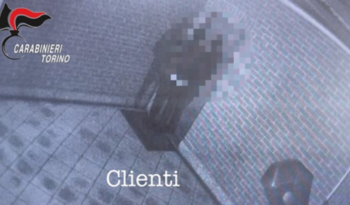 Torino – Smantellata casa di prostituzione: le ragazze venivano pagate con droga