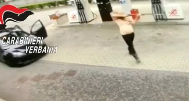 Follia in strada in Piemonte – Sperona 15 auto, poi punta fucile contro i carabinieri. Arrestato