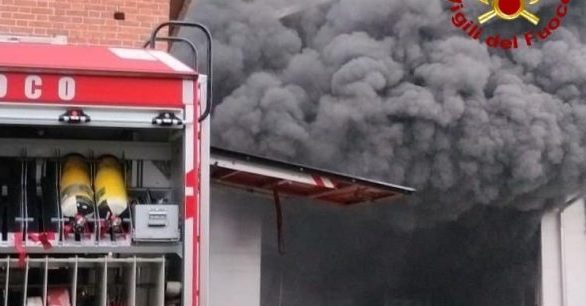 Torino – Incendio in un magazzino, bruciano bancali di plastica: rischio ambientale per fumi tossici