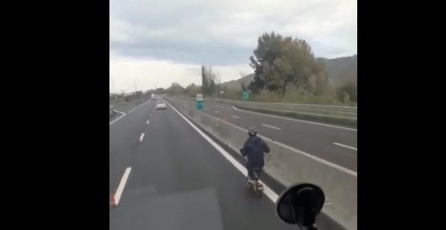 Torino – Viaggia tranquillamente in monopattino sull’autostrada Torino-Aosta. Bloccato dalla Polizia