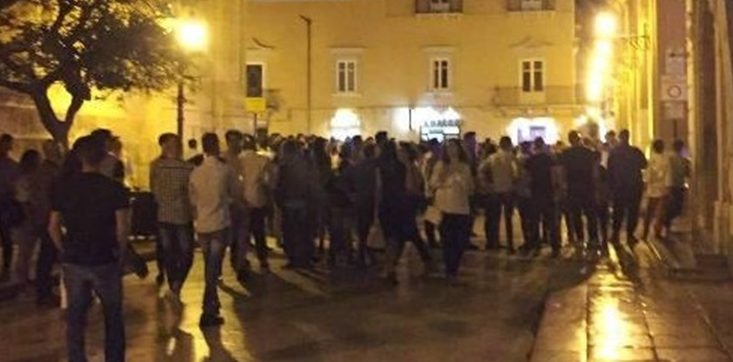 Torino – Ragazzo piazza una cassa acustica in piena notte in strada, e raduna decine di persone: multato