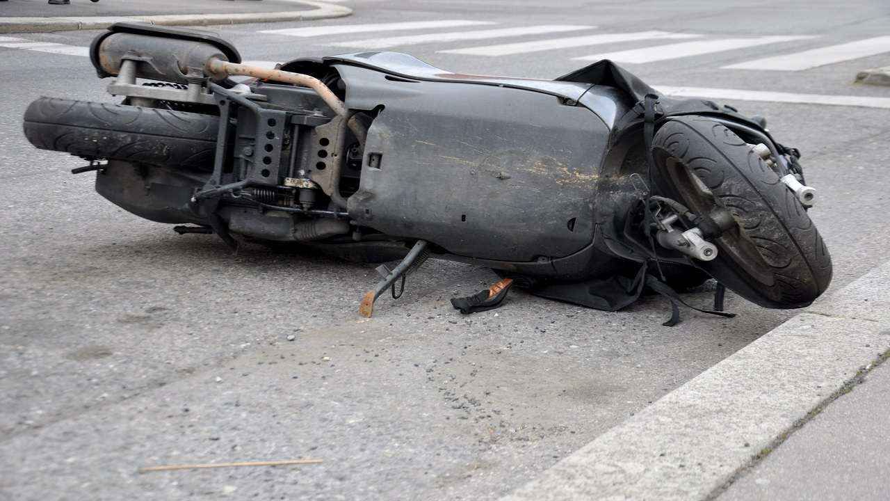 Torino – Brutto incidente in corso Agnelli: scooter contro furgone, grave il centauro, disagi per il traffico