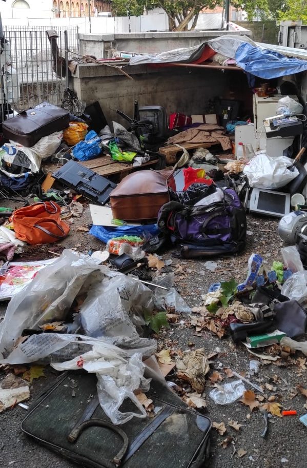 Torino – Degrado di fronte al Sermig. Finalmente rimosse le masserizie accumulate da un uomo senza fissa dimora. L’intervento