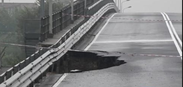 Piemonte – Crolla cavalcavia, voragine inghiotte auto. Automobilista sotto shock