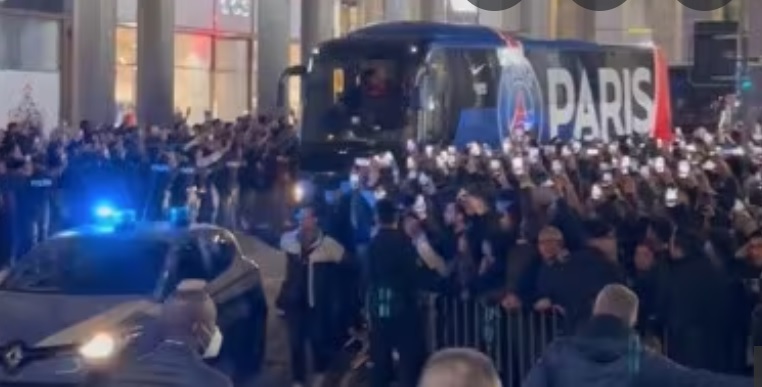 Torino – Ultras parigini invadono la città: fumogeni e caos intorno alla Gran Madre