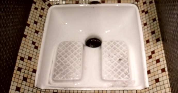 Torino – Resta incastrato col braccio nel bagno alla turca della discoteca “Volevo recuperare un dente”. Intervengono i pompieri