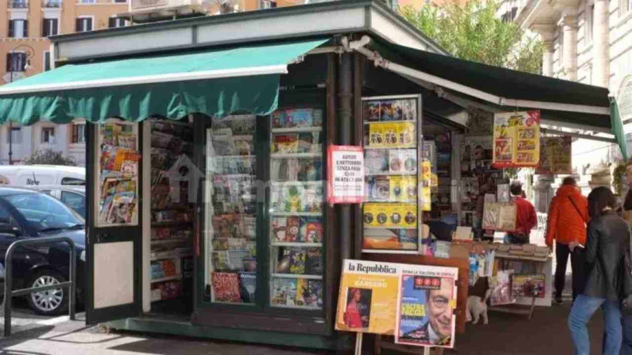 Torino – Furto all’edicola: finge di guardare i giochi per il figlio, poi ruba Gratta e Vinci per mille euro: inseguito e arrestato