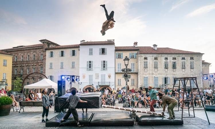 A Torino acrobazie, danze e salti fino a 9 metri d’altezza. Da Casablanca il grande spettacolo della Compagnia Colokolo