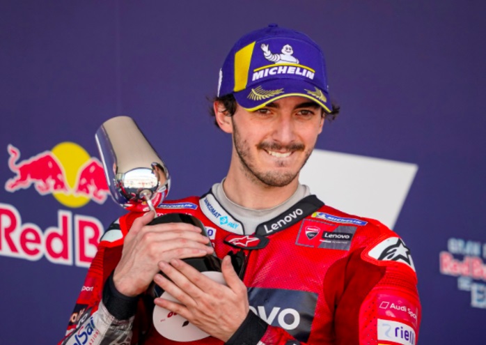 Il campione del mondo Bagnaia è tornato a Chivasso – Cena con la fidanzata e amici prima della festa