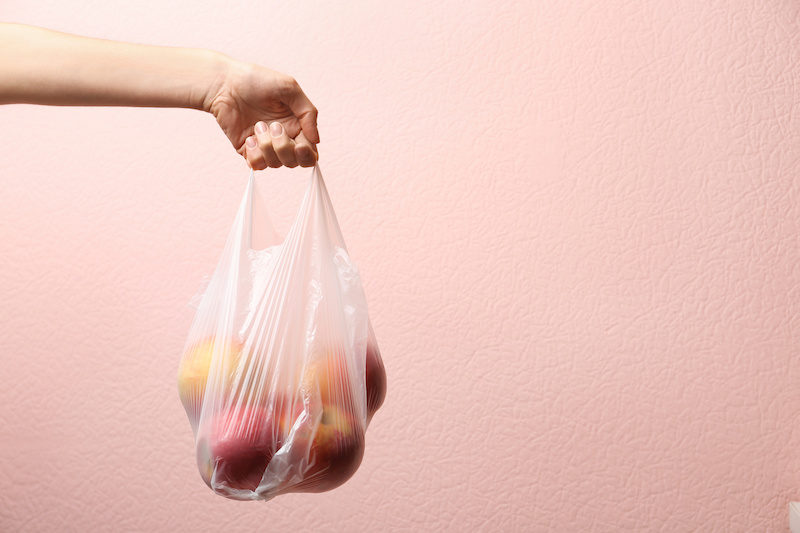 Scoperto enorme difetto nella plastica compostabile: il 60% non si decompone e inquina ancora di più. Il caso