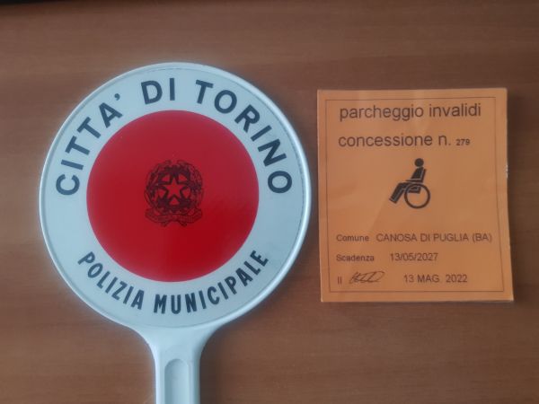 Torino – Posteggi disabili. Espone un contrassegno falso (e vecchio di anni) sull’auto parcheggiata, denunciato