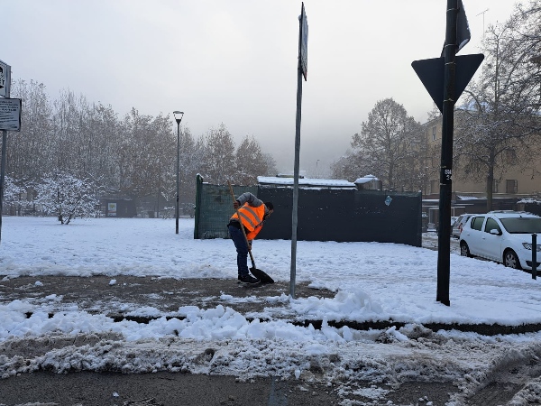 Neve a Torino – Sono più di 600 gli operatori in azione per la pulizia di marciapiedi e fermate. Ecco gli interventi