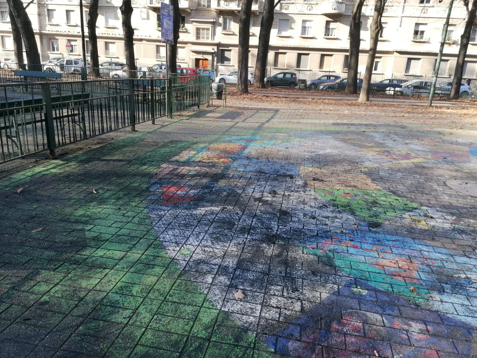 Torino – Albero di Natale bruciato e distrutto dai vandali ai Giardini Alimonda: “E’ il risultato dei problemi irrisolti in Aurora”