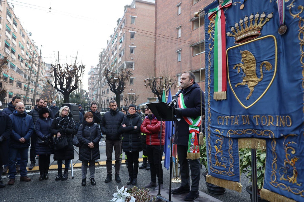 Torino – Un anno fa la tragedia del crollo delle gru: la città ricorda le vittime