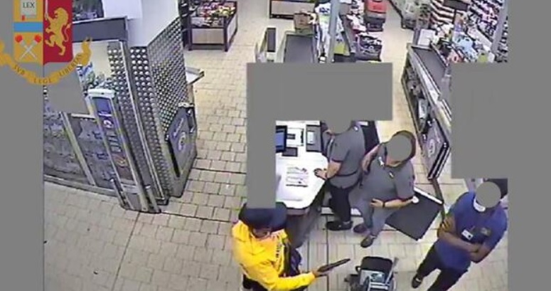 Da Torino ad Asti in Taxi per rapinare un supermercato – Panico fra i clienti: arrestato