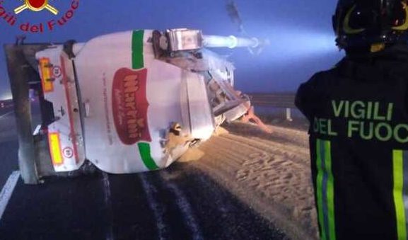 Piemonte – Tir si ribalta in autostrada: miracolosamente illeso il conducente