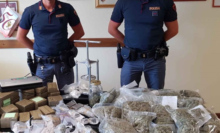 Torino – Colombiano si chiude fuori casa: interviene la Polizia e trova oltre un kg di droga all’interno. Arrestato