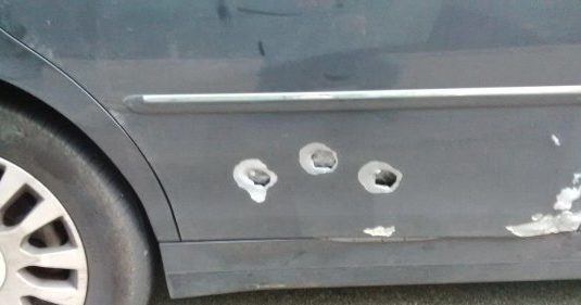 Paura nel Torinese – Auto centrata da 3 proiettili: illeso per miracolo il conducente